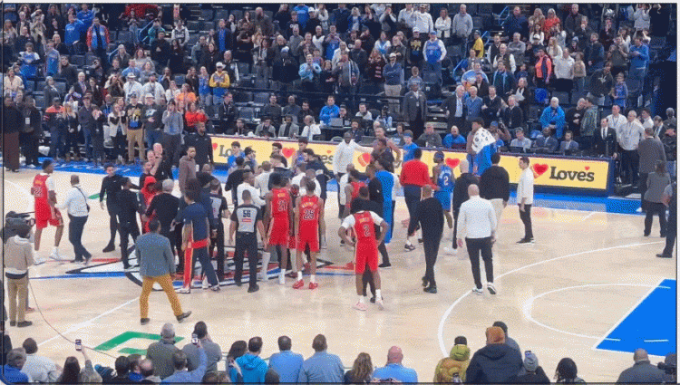 你们打你们的！亚历山大和小乔丹手牵手脱离战圈 聊天去了