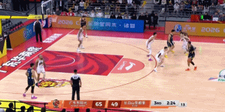 这是起飞了啊！奎因突破腾空越过防守单臂劈扣