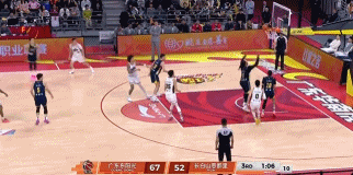 纵贯全场！萨林杰篮板不运球直接长传找胡明轩快下得分
