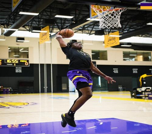 未来可期湖人官推晒阿杜蒂耶罗训练照：新秀在投入训练