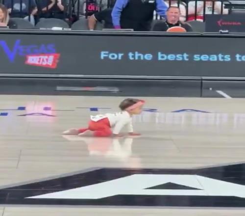 大场面选手！WNBA举办婴儿爬比赛一宝宝“觉醒”人生第一次行走