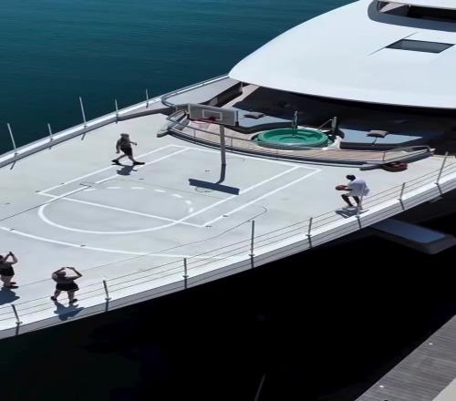 周游世界！魔术师豪华游艇停靠巴塞罗那在游艇上打篮球