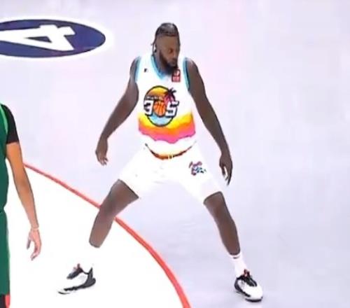 骚气不减当年Big3史蒂芬森晃翻对手+急停跳投命中大秀招牌舞