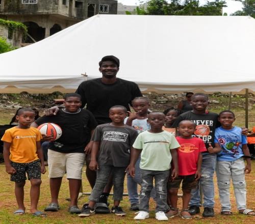 为贫困家庭提供吃穿用品&健康检查！艾顿在牙买加老家回馈社区