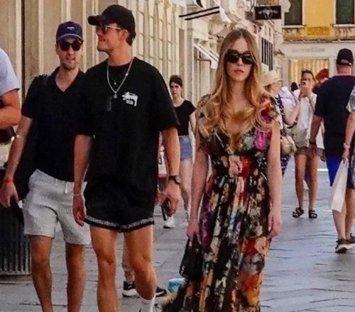 悉尼妹与可儿前夫“开花”同游街头布雷迪搭讪失败