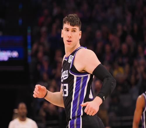 佩总首功！美记：多队曾竞价拉拉维亚佩林卡早早打电话敲定