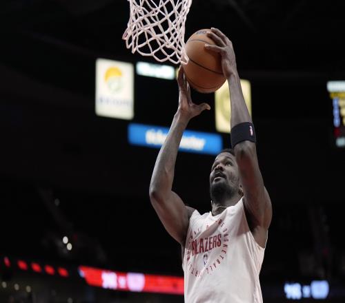 艾顿两年开拓者生涯数据：出战95场场均15.7分10.7板命中率57%