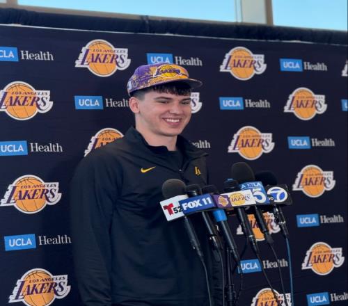 拉拉维亚和记者调侃艾顿：人们叫他什么统治者艾顿吗