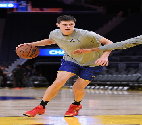 正负值34菜得抠脚勇士52号秀图希5中1仅得6分出现4失误 正负值34菜得抠脚勇士52号秀图希5中1仅得6分出现4失误