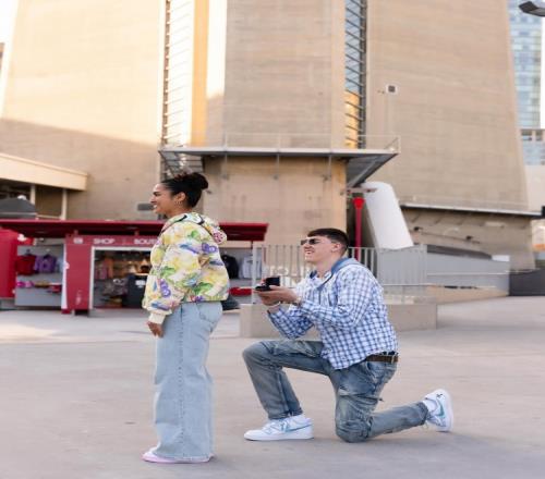 恭喜！拉拉维亚：我已完成订婚和未婚妻初见在飞机上