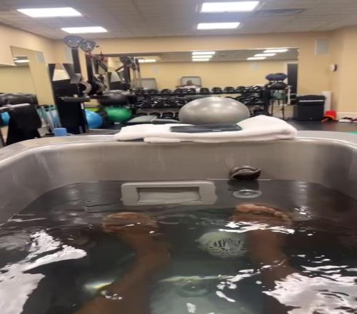 保养身体詹姆斯健身房自拍训练后泡冷水浴促进恢复