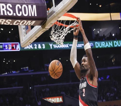 买断金额尚不清楚！队记猜测：艾顿会给开拓者留下全额中产的空间