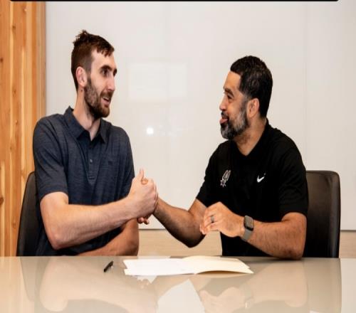 正式签约！马刺官方晒卢克科内特签约照：欢迎回家！