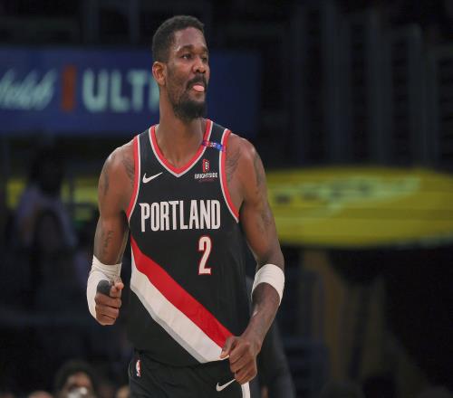 记者：得到艾顿和拉拉维亚使湖人触发更低工资帽交易变得更困难