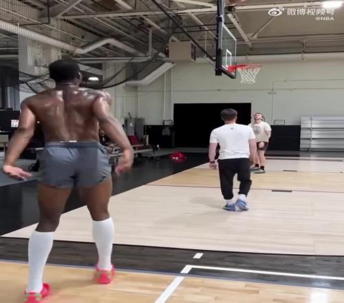 增重了库明加光着膀子进行三分训练夏日特训秀健硕肌肉