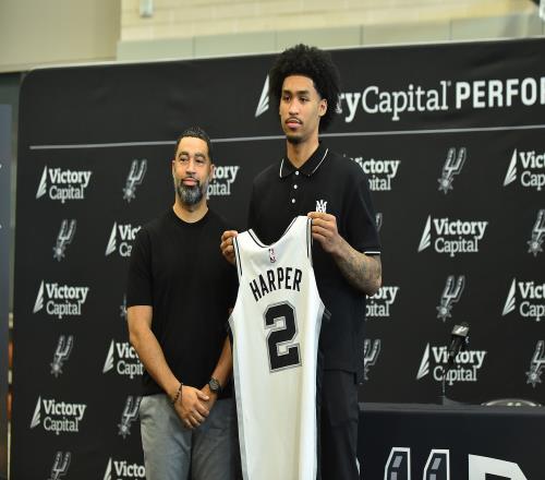 马刺官方公布夏联名单：榜眼迪伦哈珀、14号秀卡特布莱恩特在列