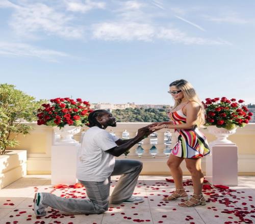 现实版美女与野兽！贝弗利向女友求婚成功！