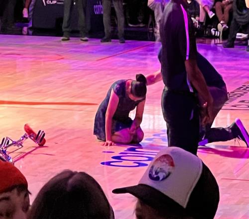 32年生涯！顶碗大妈从独轮车摔下左手腕受伤坐轮椅离场