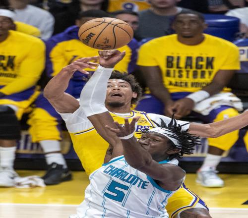 美记：由于马威交易筹码的暴露多队接到湖人电话时都抬高要价