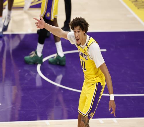 海斯的薪水为底薪的120%涨薪让湖人目前无法使用完整双年特例