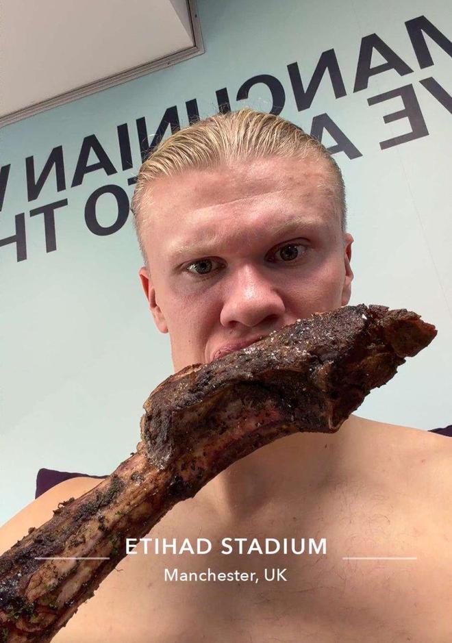 快速补充能量，哈兰德晒自己赛后吃烤羊排照片