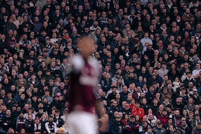 维拉主场唱欧冠chant嘲讽枪手？球迷解释：我们对英乙球队也这么唱