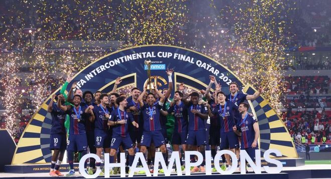 单赛季六冠有多难？历史仅三队做到，巴黎差点七冠，09梅西太恐怖