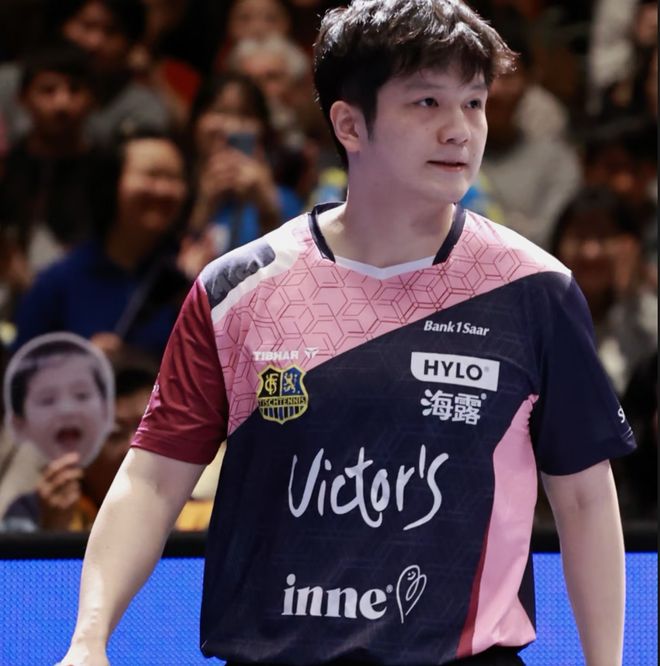 可爱!樊振东欧冠首胜再模仿C罗庆祝,粉色球衣+霸气动作奶凶奶凶的