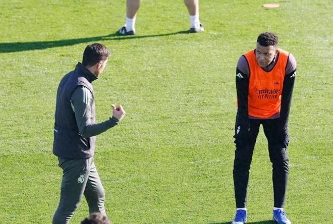 姆巴佩因左膝扭伤缺席对阵贝蒂斯，但尚未排除出战西班牙超级杯