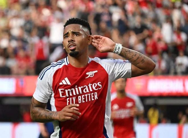 近两位欧冠客战国米梅开二度的都是巴西球员：埃杜和热苏斯