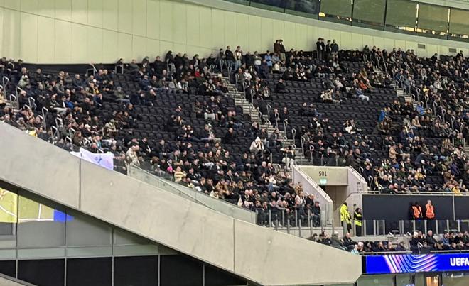 现场球迷减少，电讯报：热刺的豪华主场和糟糕表现形成了反差