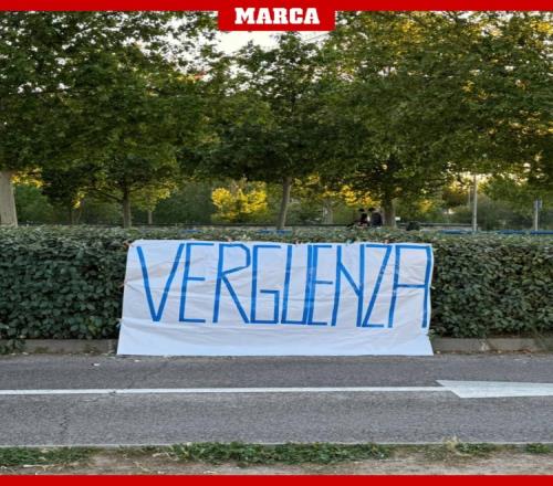 不满！球迷在皇马基地外面挂上“耻辱”横幅，但被安保人员撤下