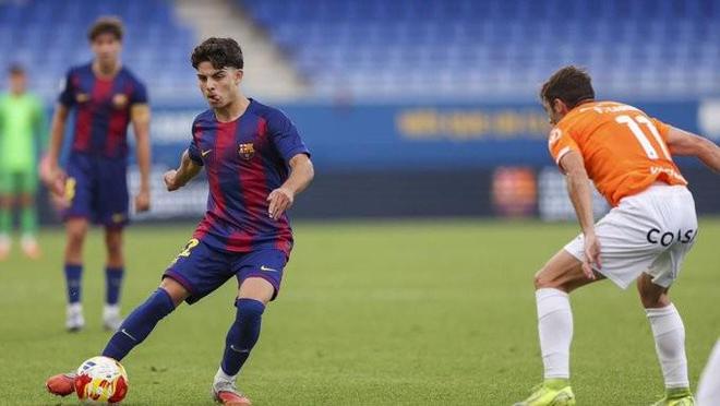 每体：巴萨18岁后卫埃斯帕特训练中受伤，将缺阵约两个月