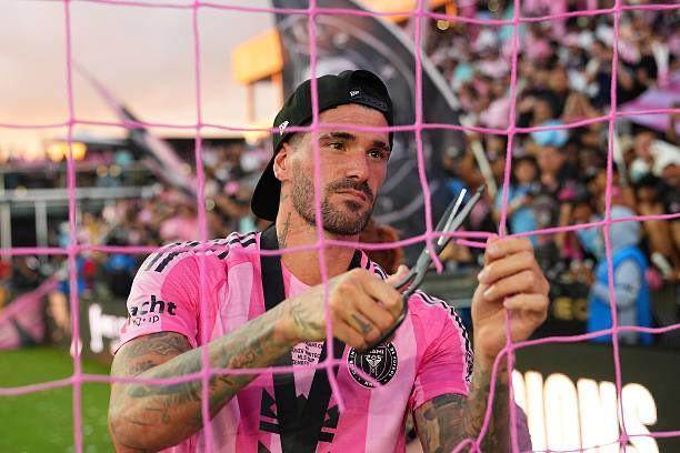 随迈阿密国际夺冠，德保罗赛后剪下主场球网留念