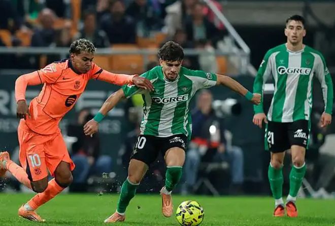 战术革命还是天才即兴？亚马尔解锁巴萨未来新形态