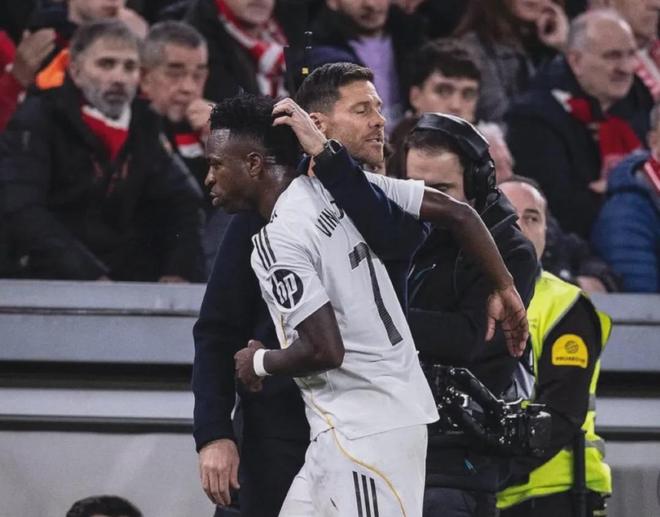 撕破脸！萨拉赫公开心中不满未来成疑！阿隆索暗示将倚重维尼修斯