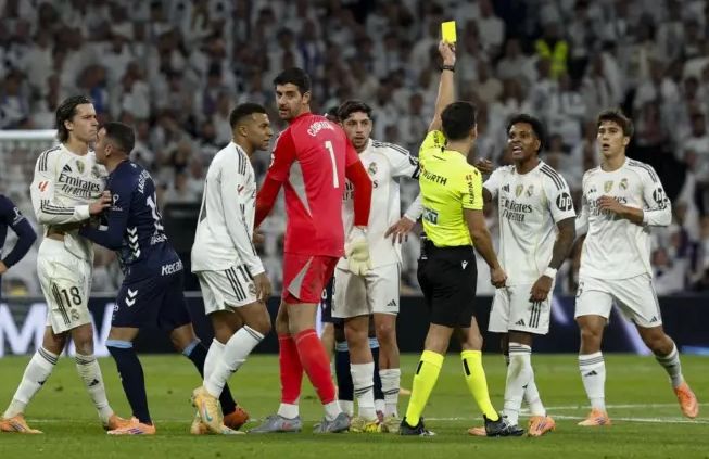 皇马一战3红6黄！金哨详解争议判罚：2红没问题，输球别怪裁判