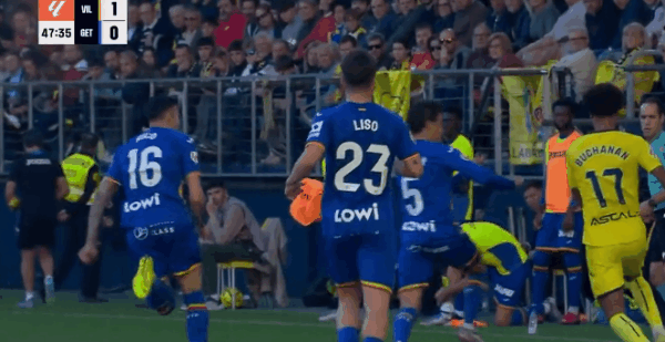 米利亚倒地后被布坎南用球近距离轰了一脚，骂布坎南后遭直红