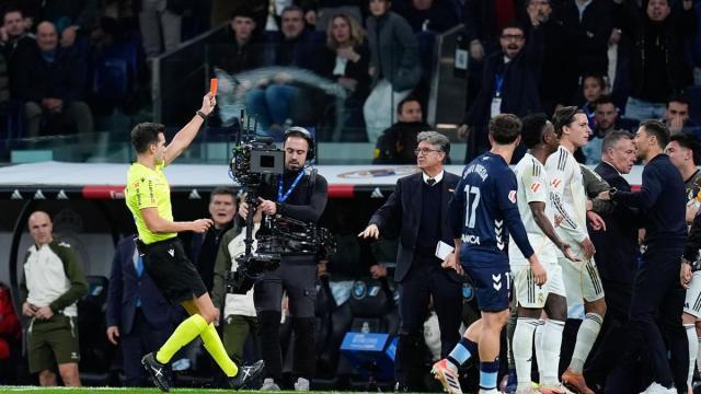 1场比赛3张红牌 皇马众将不满：裁判水平太差