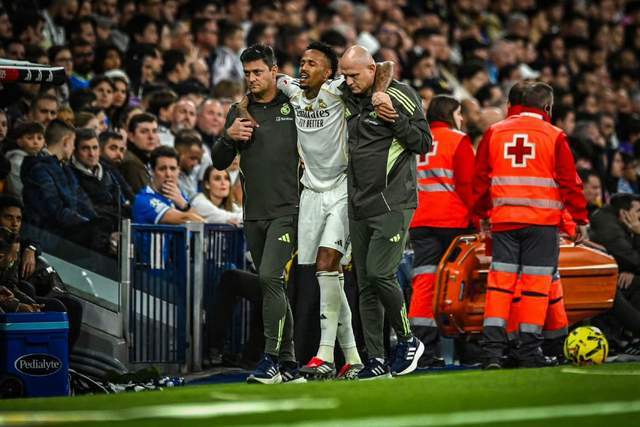 糟糕！一场0-2+两张红牌，皇马落后巴萨4分！皇马6个后卫都有伤病