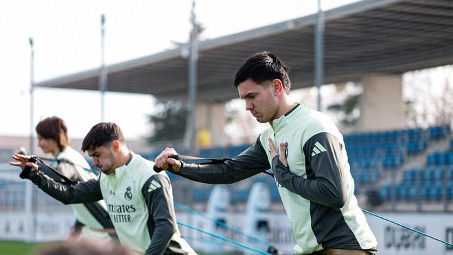 马卡：阿隆索安排多名青训和一线队训练，其中包括雷耶斯儿子