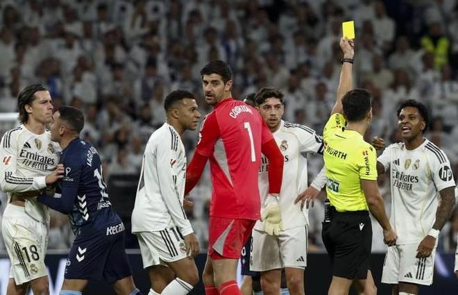 恩德里克被罚下时，维尼修斯：你再多掏牌，把所有人都罚下