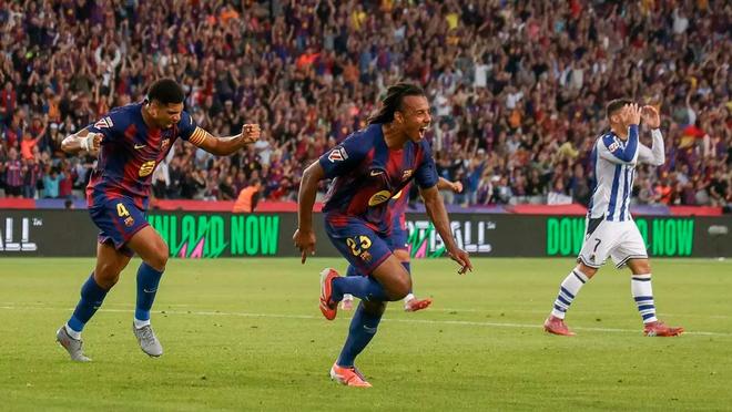 科贝记者：孔德与弗里克进行交流，表达自己想要踢中卫的愿望