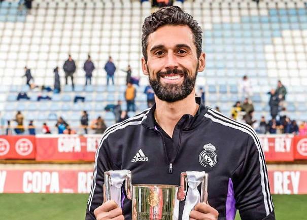 TA：阿韦洛亚在阿隆索替代者名单中；克洛普对在红牛工作满意