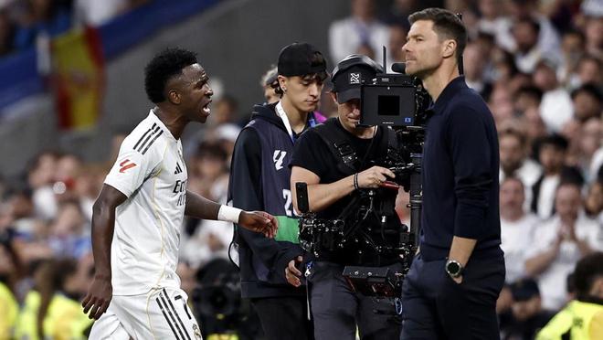 皇马更衣室失控！阿隆索输了，国家德比成转折点，媒体痛批2人