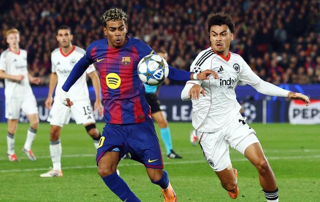 2-1逆转！超级后卫踢疯了，梅开二度导演逆袭，巴萨狂揽4连胜