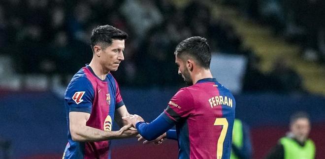 世体：为保证巴萨锋线始终保持状态，费兰与莱万将交替首发