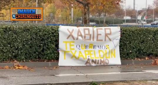 球迷在训练基地拉横幅支持阿隆索：我们爱你，冠军，振作起来