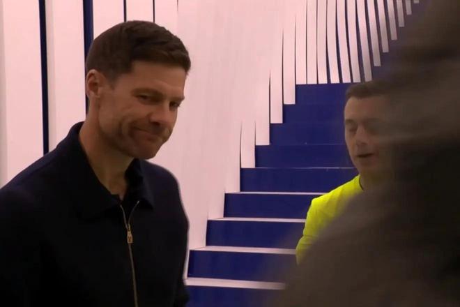 马卡：对点球判罚不满，阿隆索中场休息时找裁判要求解释