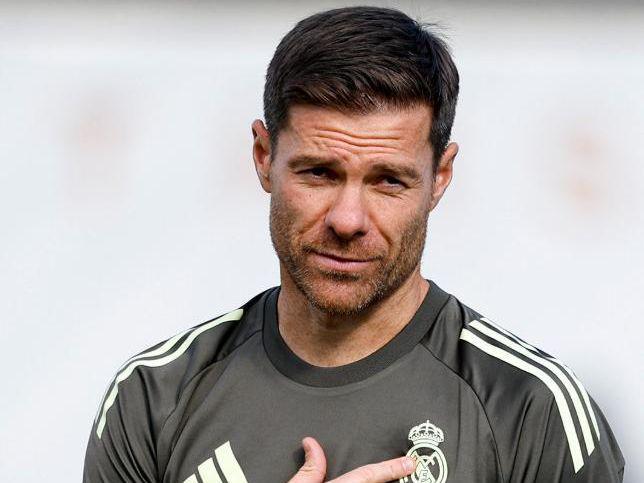 阿隆索 “药厂魔法” 皇马失效！战术全面崩盘，帅位已进入倒计时